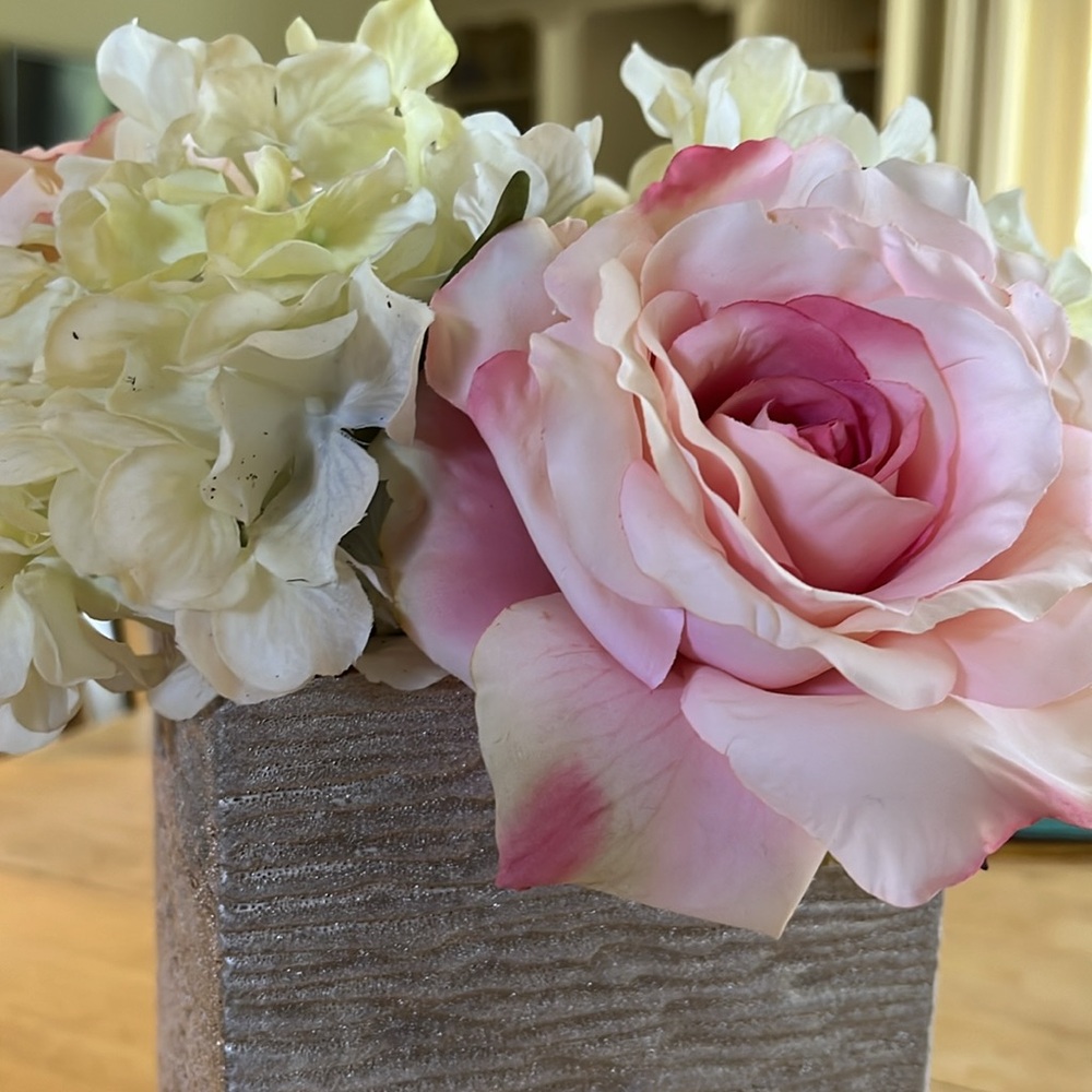 Gorgeous silk flower arrangement with vase. - Picture 7 of 7